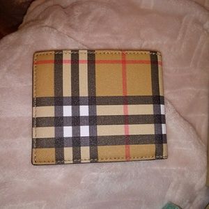 Im selling my brand new burberry  wallet